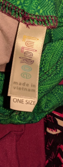 NWOT LULAROE HEARTS ONE SIZE LEGGINGS. - Picture 4 of 7